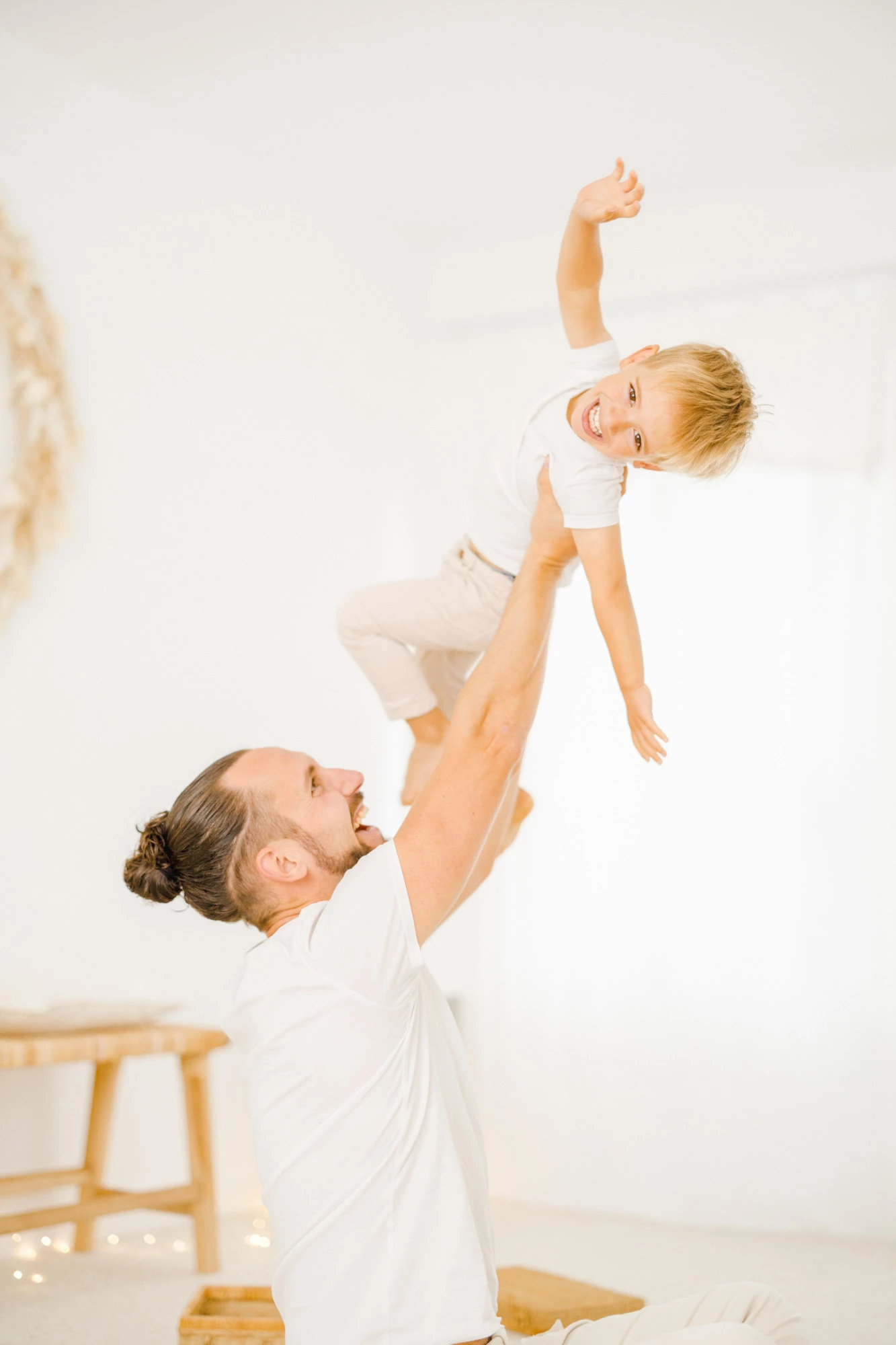 bonheur main enfant poignet jouer avec les enfants